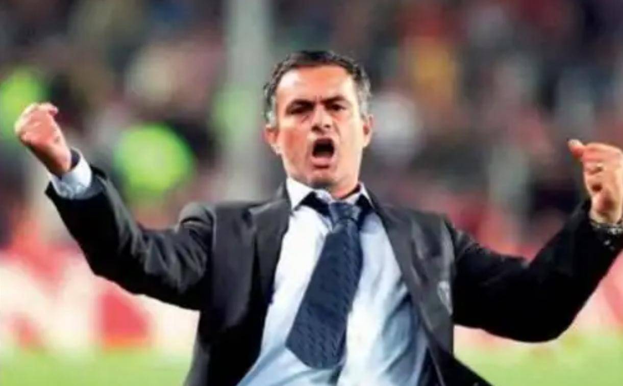 门将读秒绝杀后，穆里尼奥再封神疯狂庆祝！63岁狂人满头白发，依然潇洒