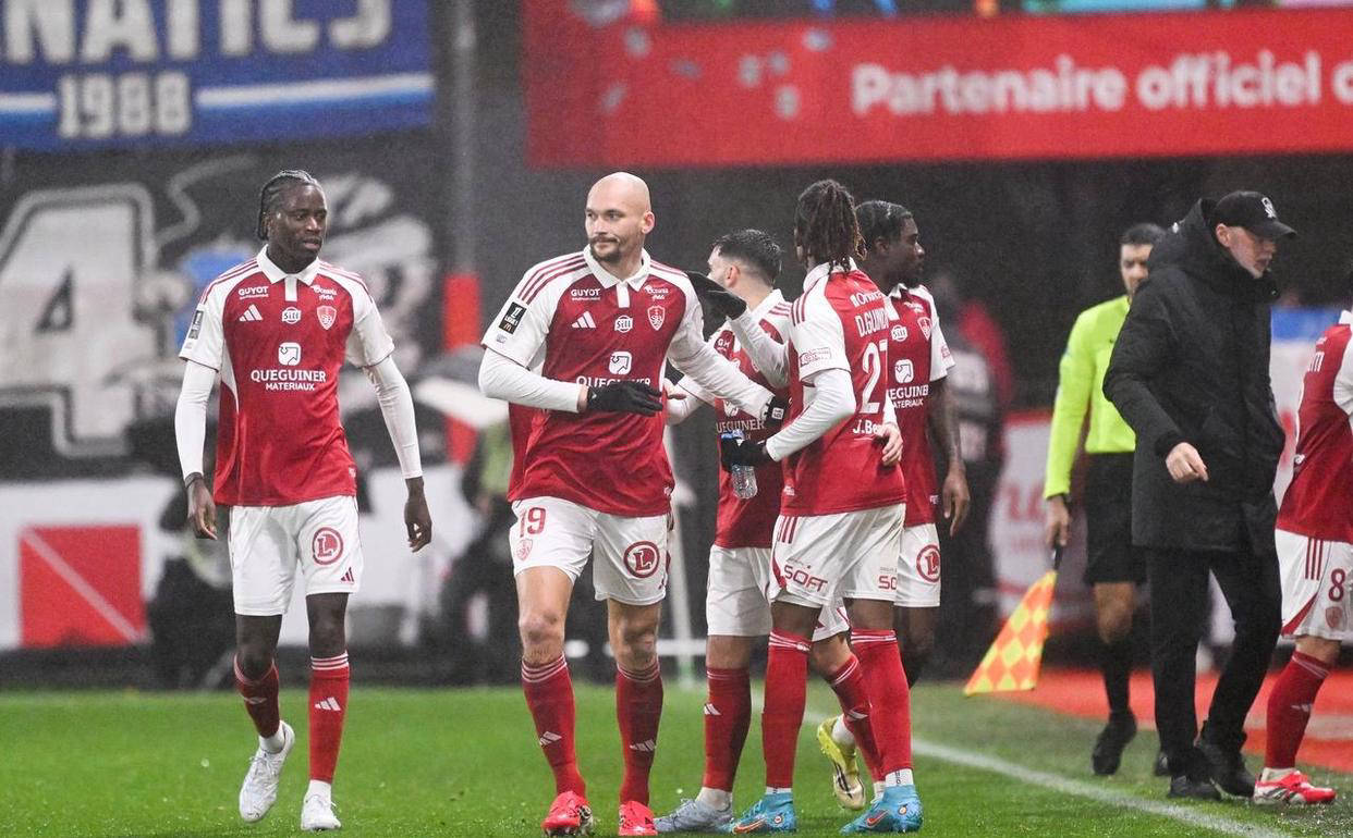 法甲第23轮爆冷:马赛客场0-2不敌布雷斯特,最新积分榜全面更新